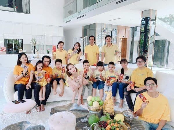 Ngọc Trinh chi hơn 400 triệu mua quà Tết cho bố mẹ