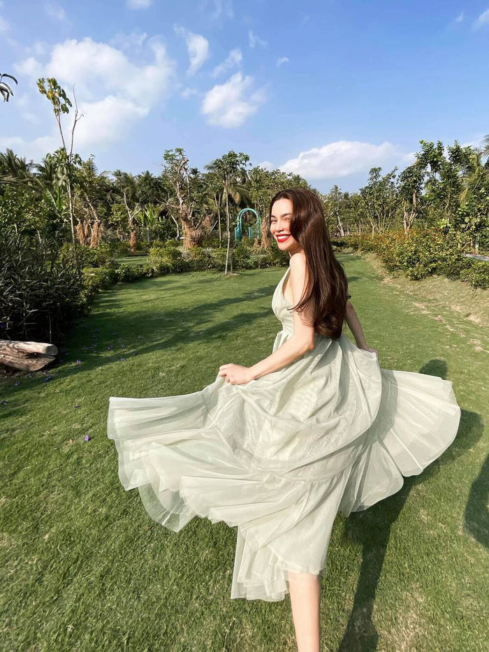 Hồ Ngọc Hà liền bị soi photoshop quá đà khi khoe ảnh bên chồng