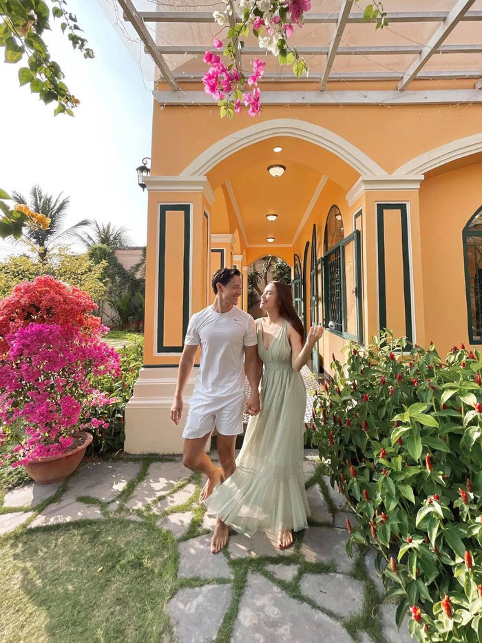 Hồ Ngọc Hà liền bị soi photoshop quá đà khi khoe ảnh bên chồng