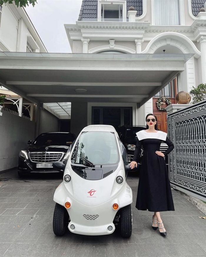 Bảo Thy mê mẩn siêu xe đi chợ giá hơn 200 triệu