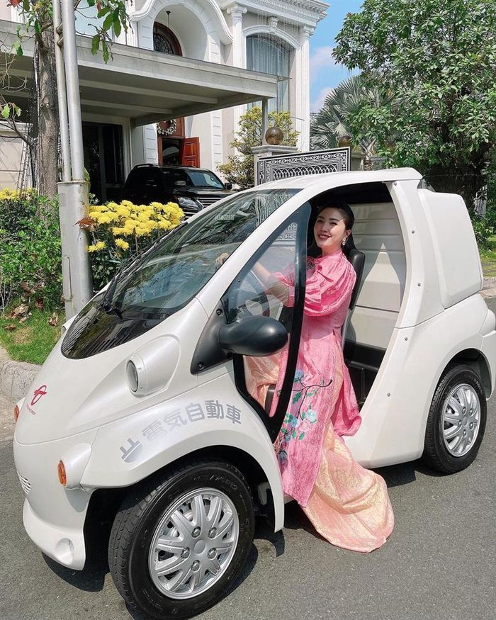 Bảo Thy mê mẩn siêu xe đi chợ giá hơn 200 triệu