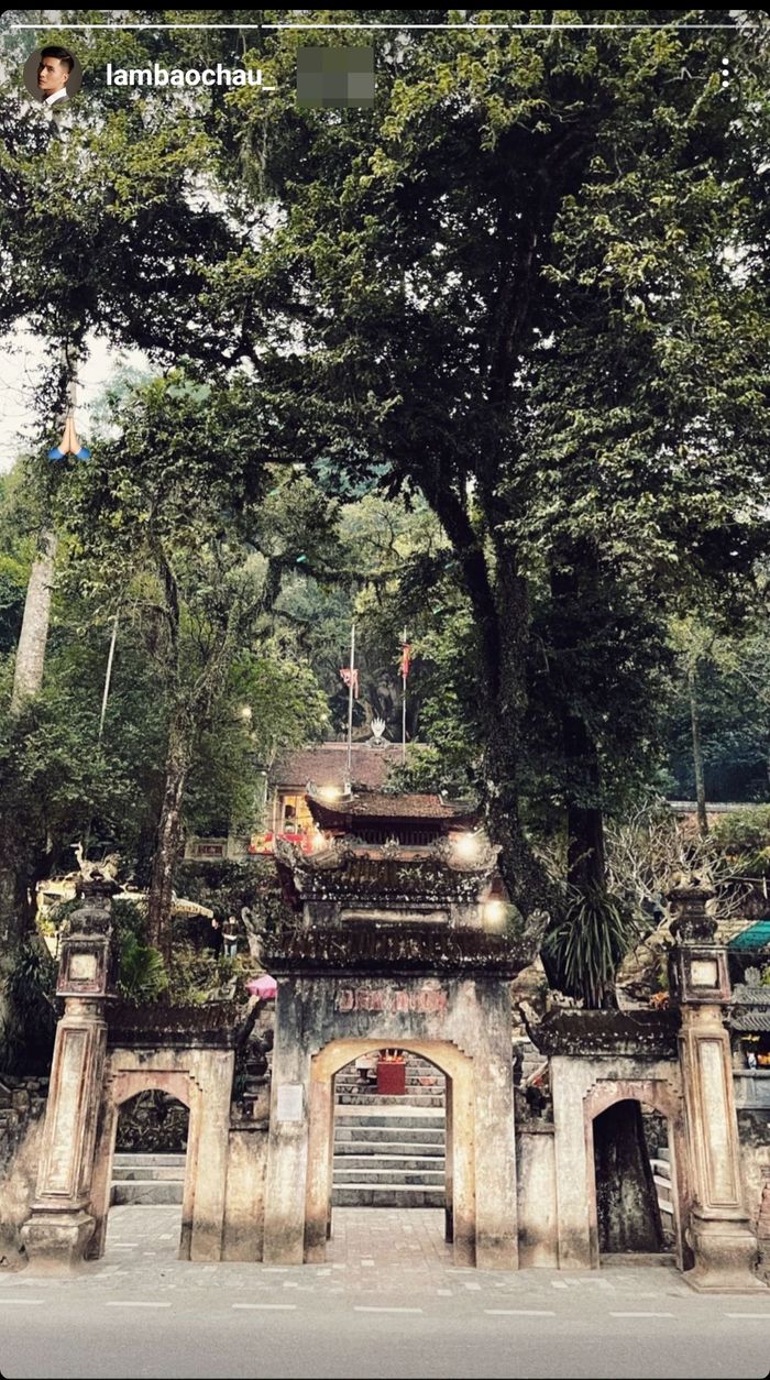 Lâm Bảo Châu tháp tùng mẹ con Lệ Quyên đi lễ chùa