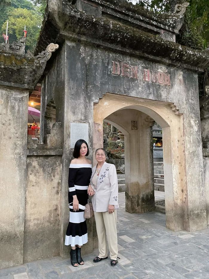 Lâm Bảo Châu tháp tùng mẹ con Lệ Quyên đi lễ chùa