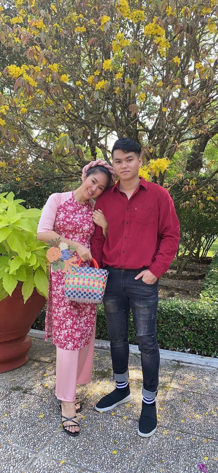 Lê Phương lấy lòng mẹ chồng ngay lần đầu ra mắt