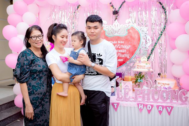Lê Phương lấy lòng mẹ chồng ngay lần đầu ra mắt
