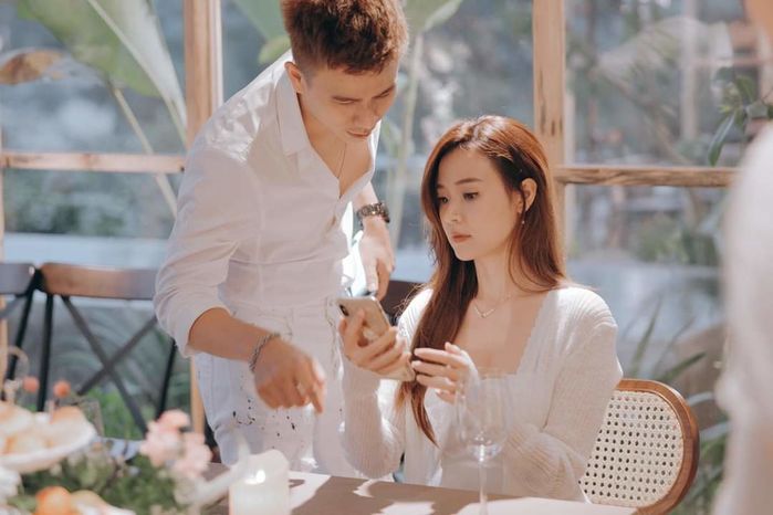 MC Trần Anh Huy tặng vàng và thả thính Midu
