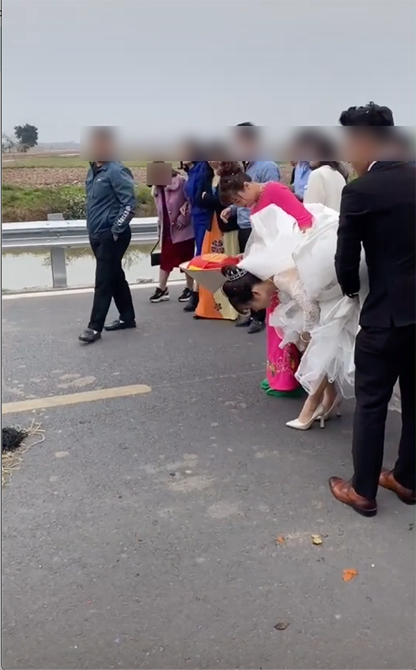 Nam Định: Được cho là có bầu trước khi cưới, cô dâu phải nhảy qua lửa