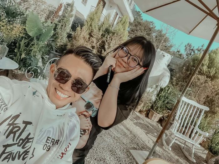 Minh Nhựa đăng ảnh bên 3 cô con gái với vợ đầu