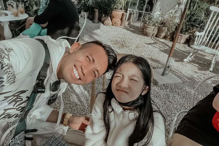 Minh Nhựa đăng ảnh bên 3 cô con gái với vợ đầu
