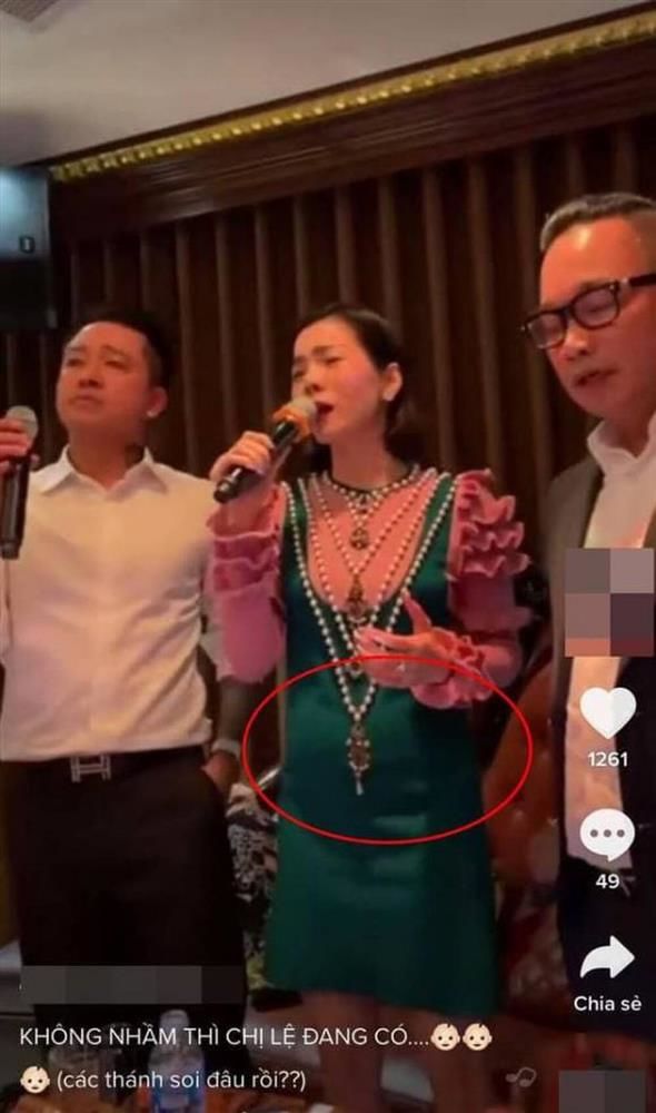 Mỹ nhân mắc lỗi diện đầm bó sát lộ bụng to