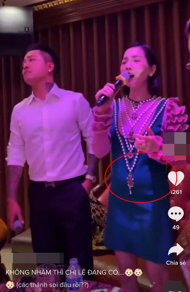 Mỹ nhân mắc lỗi diện đầm bó sát lộ bụng to