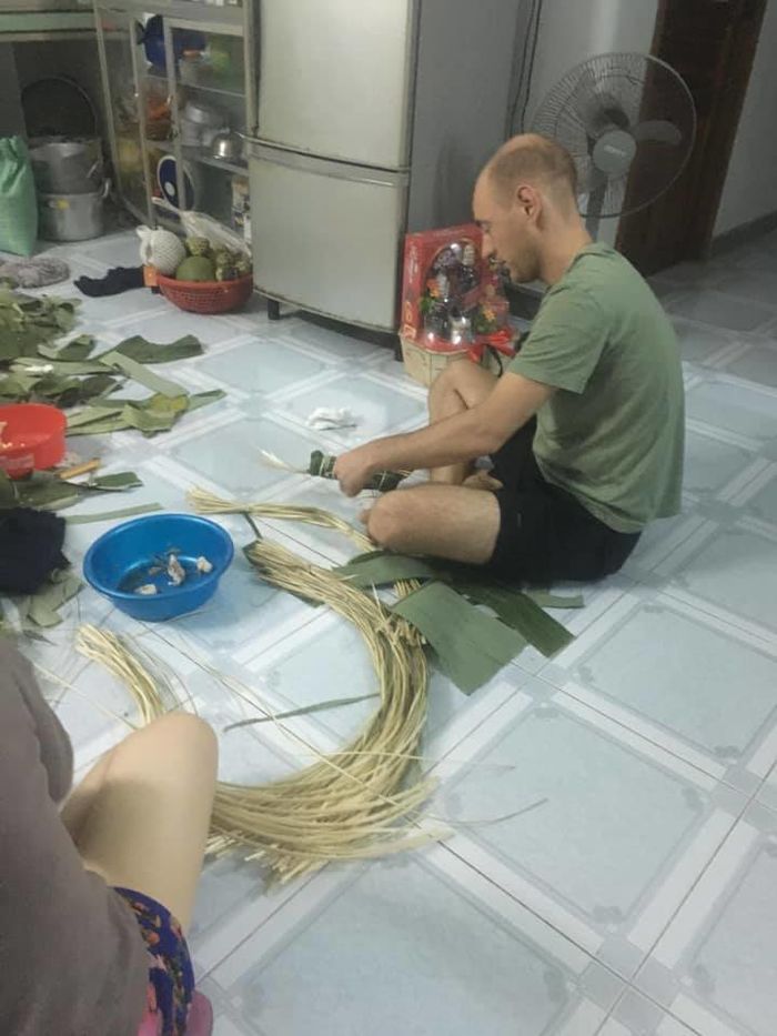 Rể Tây ăn Tết Việt: Xung phong rửa chén bát, ngồi bệt gói bánh chưng