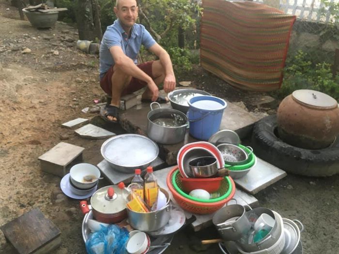 Rể Tây ăn Tết Việt: Xung phong rửa chén bát, ngồi bệt gói bánh chưng