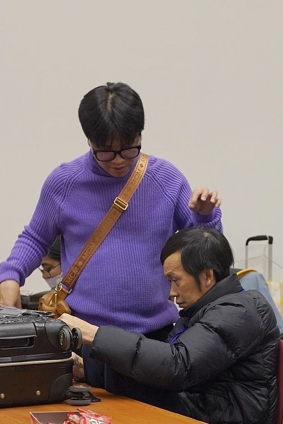 Nghệ sĩ Hoài Linh ngả lưng trên sàn sân khấu tập kịch Tết 2021