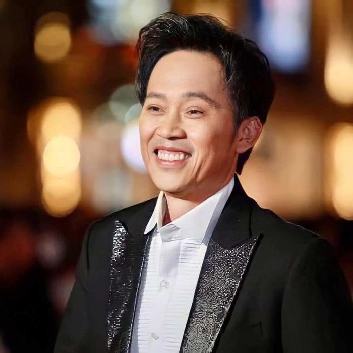 Nghệ sĩ Hoài Linh ngả lưng trên sàn sân khấu tập kịch Tết 2021