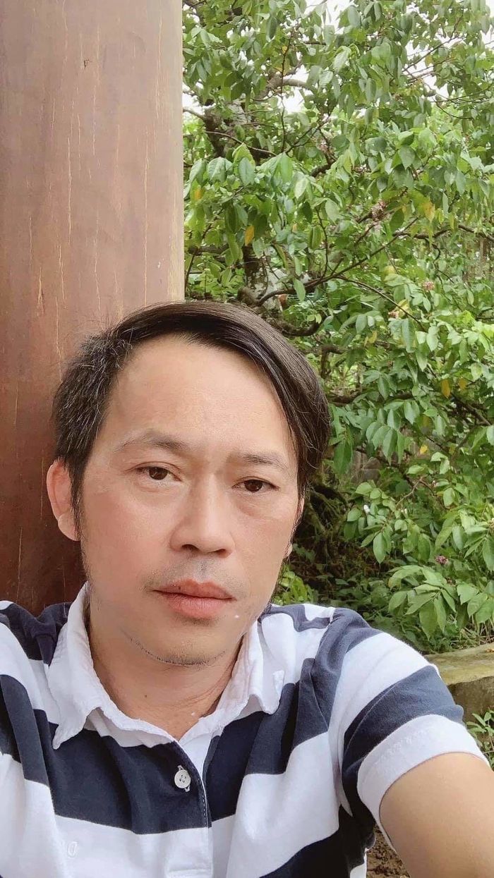 Nghệ sĩ Hoài Linh ngả lưng trên sàn sân khấu tập kịch Tết 2021
