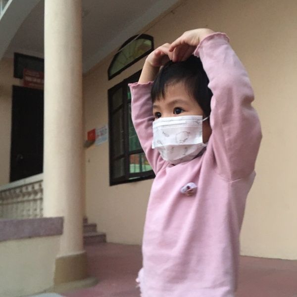 Nữ y tá cùng con gái ở khu cách ly, cách 30m nhưng không thể dỗ dành