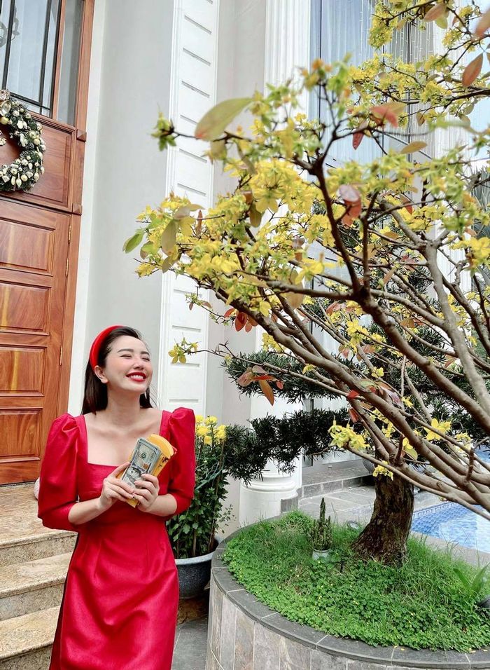 Sao Việt khoe lì xì đầu năm 2021