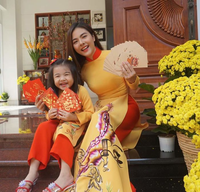 Sao Việt khoe lì xì đầu năm 2021
