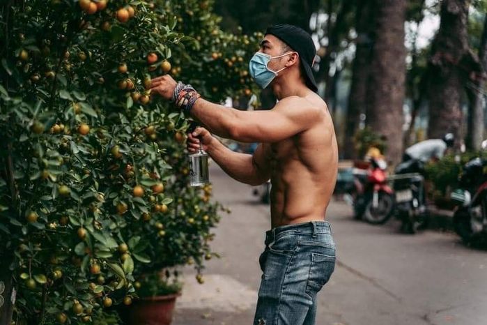 Xuất hiện chàng trai 6 múi bán quất chị em đua nhau giúp mẹ đi chợ Tết