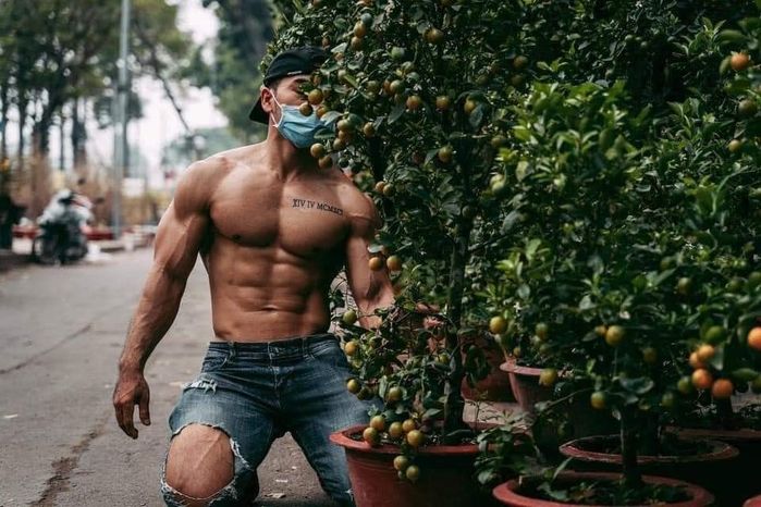 Xuất hiện chàng trai 6 múi bán quất chị em đua nhau giúp mẹ đi chợ Tết