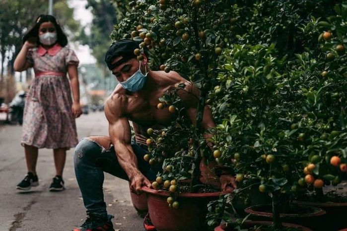 Xuất hiện chàng trai 6 múi bán quất chị em đua nhau giúp mẹ đi chợ Tết