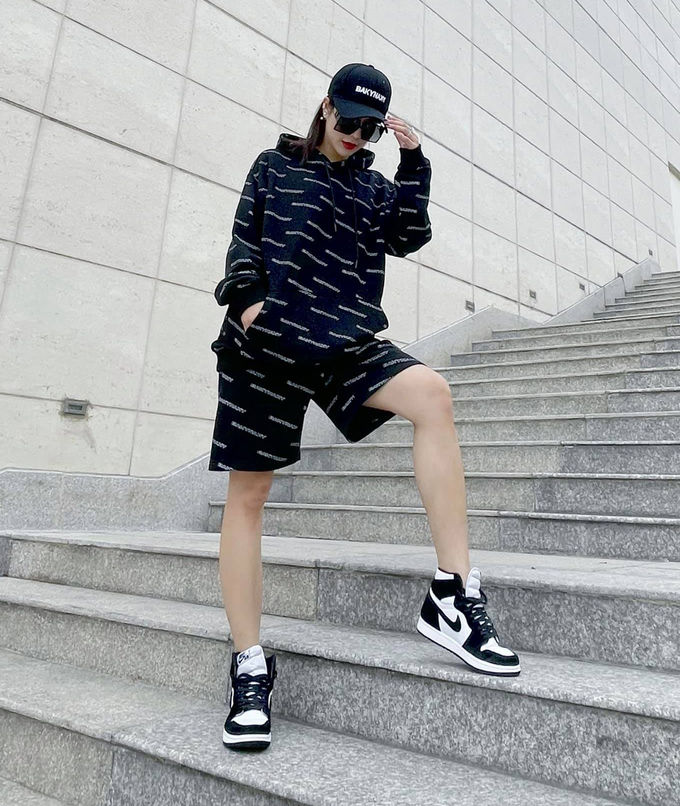 Style sao Việt tuần qua: Hà Hồ phanh cúc áo, Mlee khoe chân dài