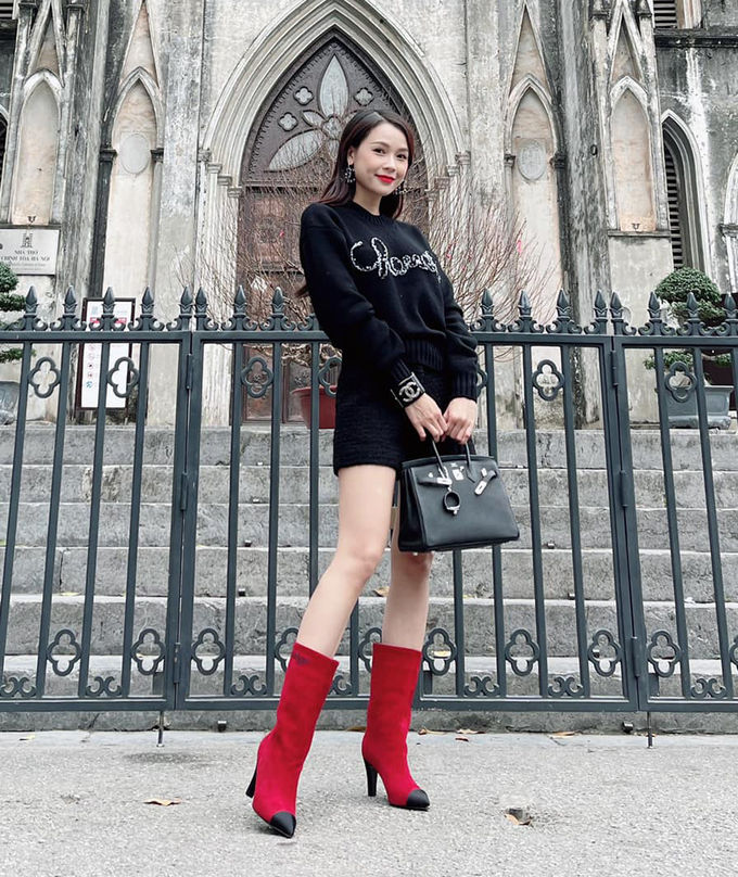 Style sao Việt tuần qua: Hà Hồ phanh cúc áo, Mlee khoe chân dài