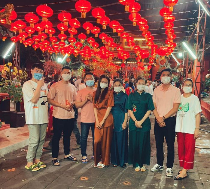 Thời trang lễ chùa đầu năm 2021 của mỹ nhân Việt