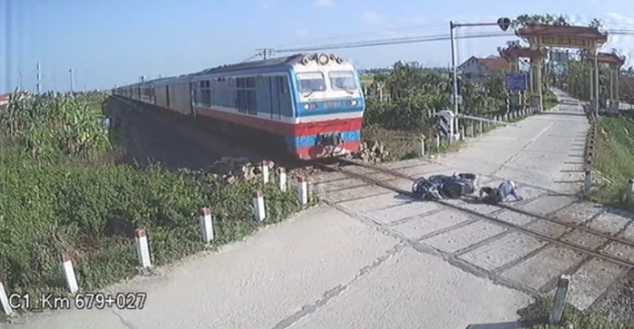 Người đàn ông suýt bị tàu hỏa đâm ví cố vượt