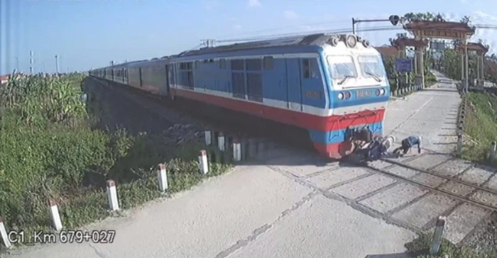 Người đàn ông suýt bị tàu hỏa đâm ví cố vượt