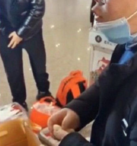 4 người đàn ông ăn 60kg quýt trong vòng 30 phút
