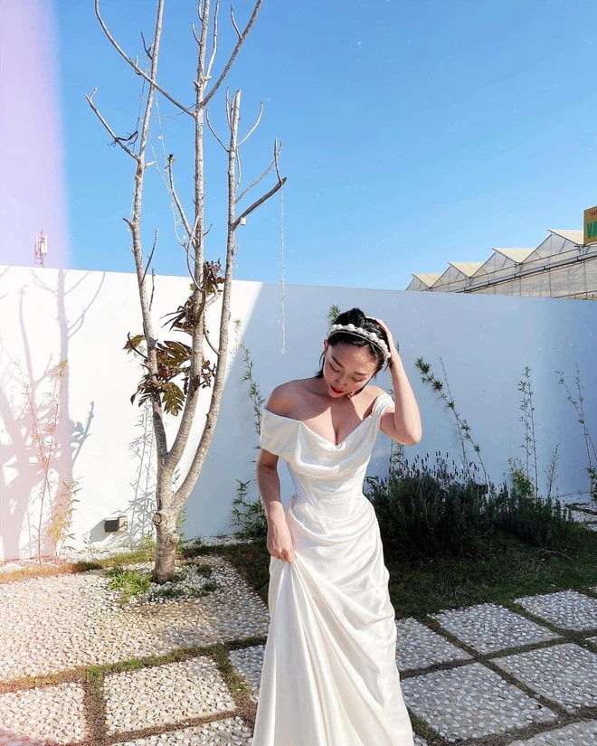 Tóc Tiên diện lại đầm cô dâu kỷ niệm 1 năm cưới