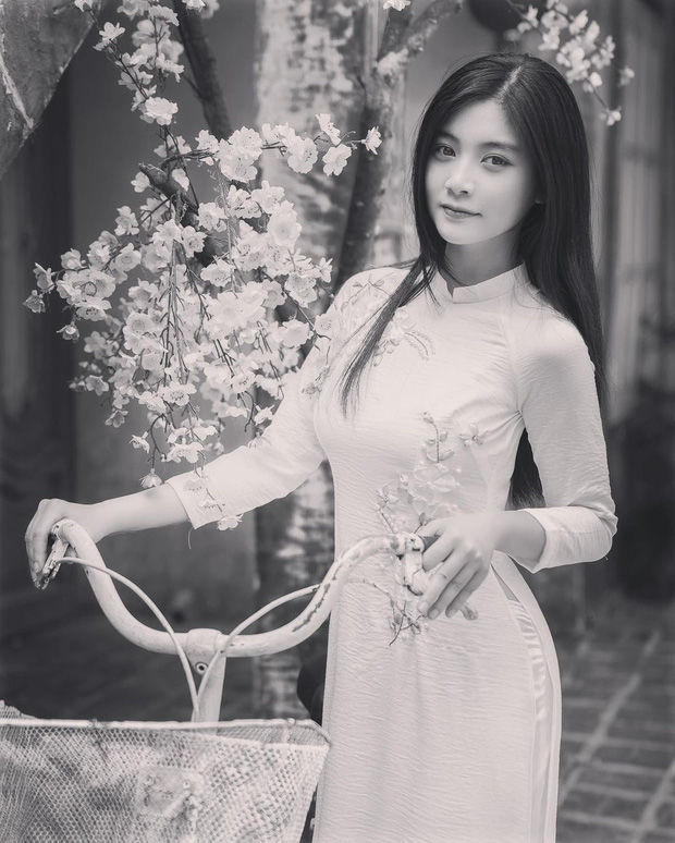 Trang Lou cùng dàn gái xinh rủ nhau “bật mood” dịu dàng với áo dài