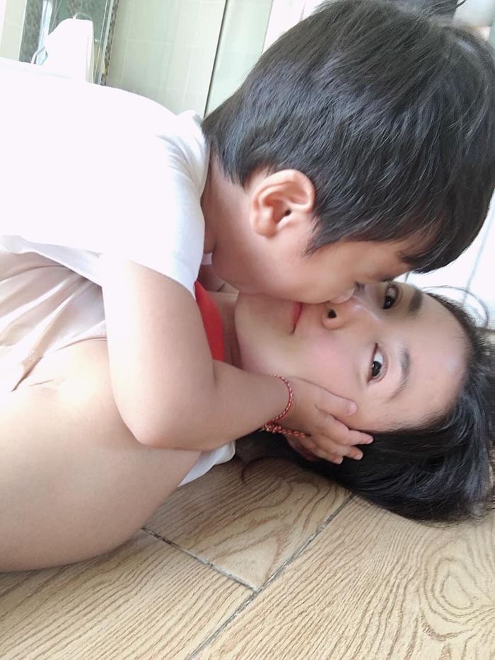 Con trai Nguyệt Ánh và chồng Ấn Độ có vẻ đẹp lai cực phẩm