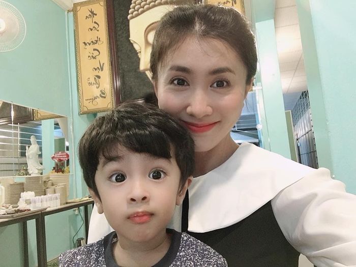Con trai Nguyệt Ánh và chồng Ấn Độ có vẻ đẹp lai cực phẩm