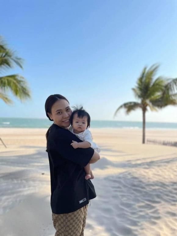 Vợ chồng Đàm Thu Trang - Cường Đô la đưa con gái đi biển