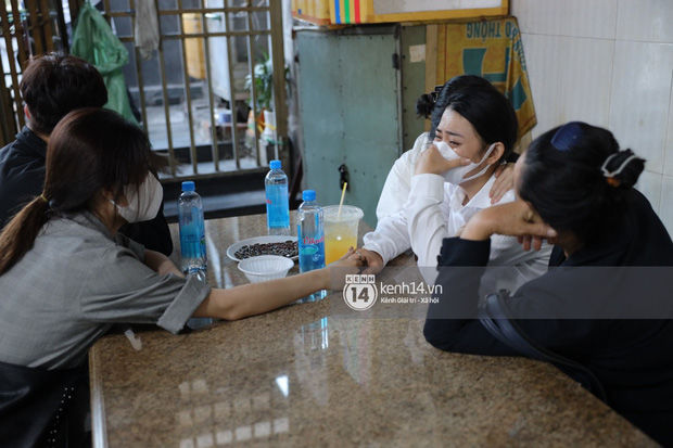 Vợ sắp cưới khóc ngất trong tang lễ diễn viên Hải Đăng