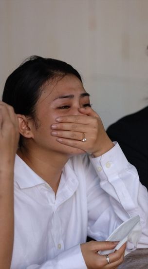 Vợ sắp cưới khóc ngất trong tang lễ diễn viên Hải Đăng