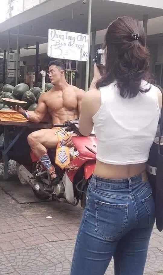 Anh trai 6 múi đóng khố bán dưa hấu, hội chị em tha hồ mlem mlem