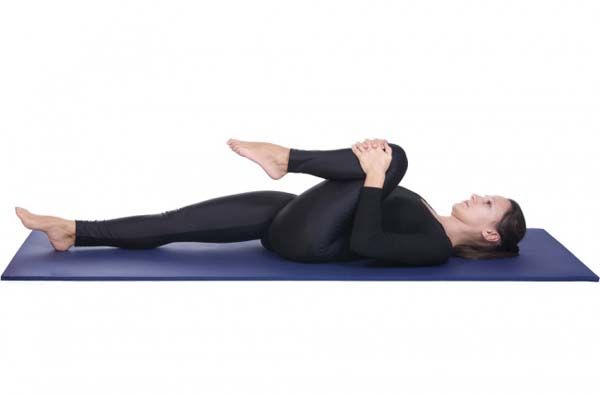 5 bài tập giãn cơ giúp xương khớp dẻo dai, giảm đau lưng do ngồi nhiều