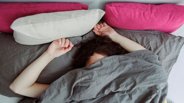 Những thứ cần cởi ra và mặc vào giúp bạn ngủ ngon