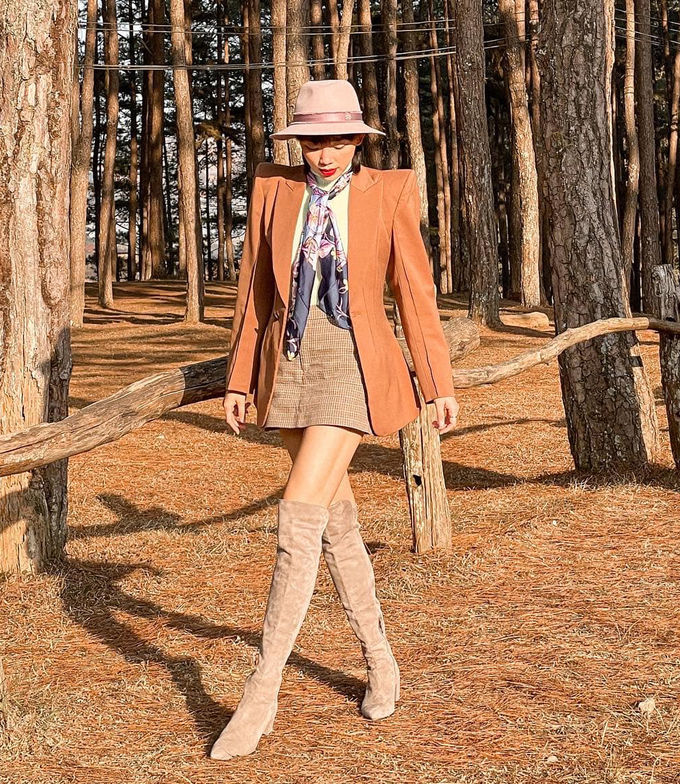Style sao Việt tuần qua: Chi Pu khoe body đồng hồ cát