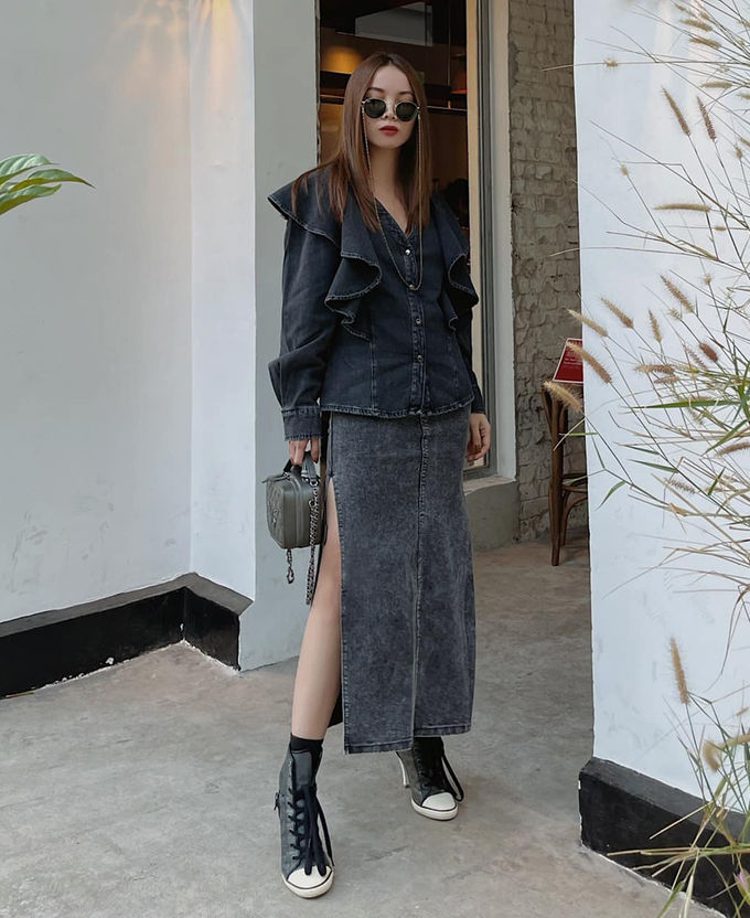 Style sao Việt tuần qua: Chi Pu khoe body đồng hồ cát