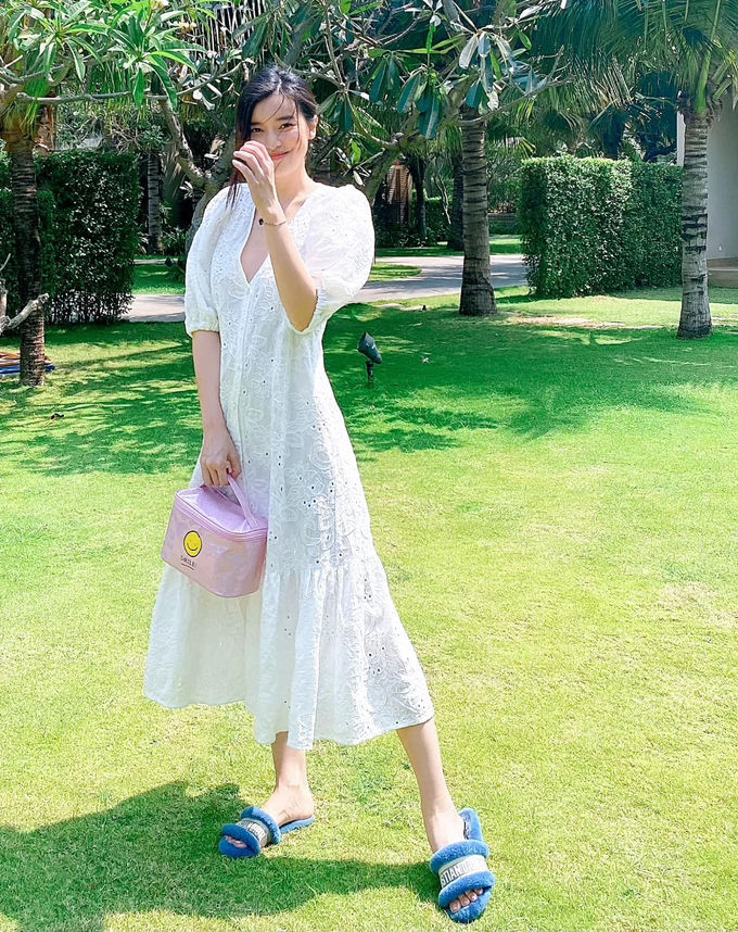 Style sao Việt tuần qua: Ngọc Trinh diện váy hư, Hà Hồ tựa thiếu nữ