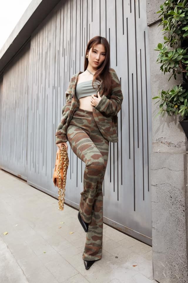 Style sao Việt tuần qua: Chi Pu khoe body đồng hồ cát