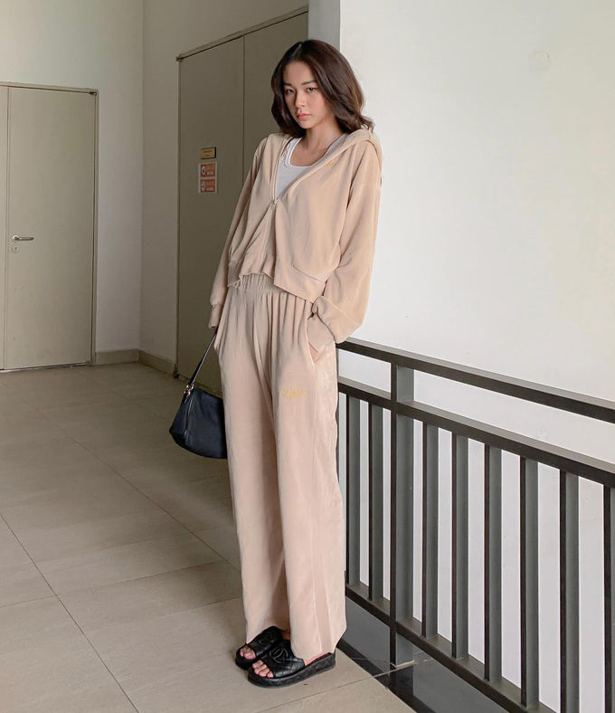 Style sao Việt tuần qua: Chi Pu khoe body đồng hồ cát
