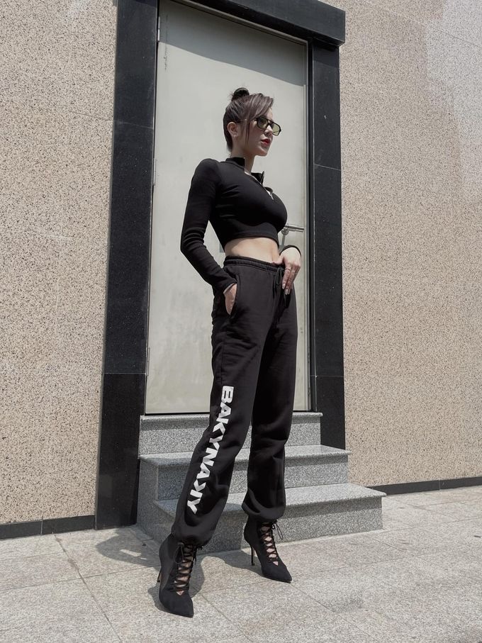 Style sao Việt tuần qua: Chi Pu khoe body đồng hồ cát