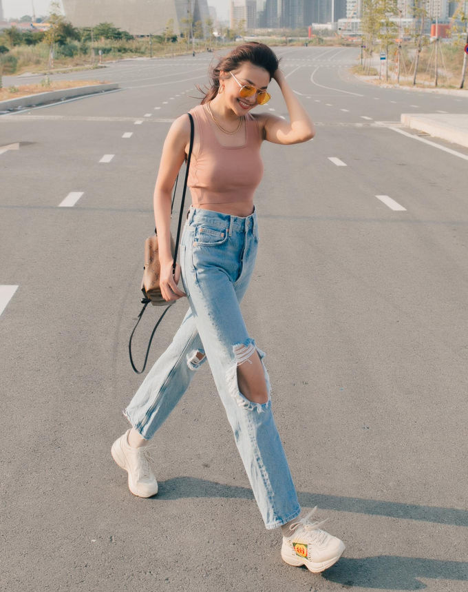 Style sao Việt tuần qua: Ngọc Trinh diện váy hư, Hà Hồ tựa thiếu nữ