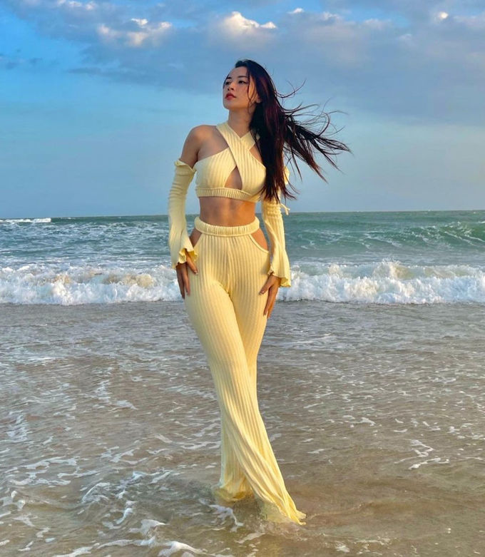 Style sao Việt tuần qua: Chi Pu khoe body đồng hồ cát